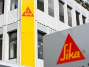 Logo der Sika an ihrem Sitz in Baar (Archiv) (Bild: Keystone)