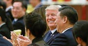 Freundliches Abtasten: Donald Trump und Xi Jinping beim gestrigen Staatsdinner in der Grossen Halle des Volkes in Peking. (Bild: Thomas Peter/EPA)