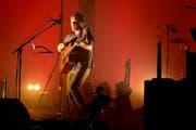 Damien Rice gestern bei seinem Auftritt im KKL. Er hatte auch nicht jugendfreie Witze auf Lager. (Bild Dominik Wunderli)