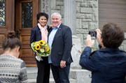 Franco Faé lässt sich mit seiner Ehefrau Monica feiern. (Bild Dominik Wunderli)