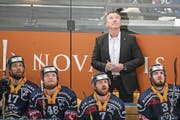 Wird von allen Seiten gelobt: Zug-Trainer Harold Kreis (im Anzug). (Bild: Alexandra Wey/Keystone (Zug, 8. April 2017))