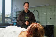 Nimmt Abschied: Oliver Bürgin als Beat Halter, Carla Chiara Bär als seine Stieftochter Amina. (Bild: SRF / Daniel Winkler)