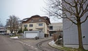 Dieses Gebäude auf dem Schulareal Hofmatt, in dem unter anderem die Bibliothek untergebracht ist, soll dem neuen Schulhaus weichen. (Bild: Maria Schmid (Oberägeri, 6. Dezember 2017))