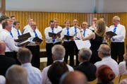 Bis am Sonntag dauert das Innerschweizer Gesangsfest in Cham an. Im Bild: der Männerchor Egolzwil-Wauwil unter der Leitung von Sonja Füchslin beim Auftritt im Schulhaus Röhrliberg. (Bild: Roger Zbinden / Neue LZ)