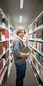 Masterabsolvent Dominik Bucher in der Bibliothek der Universität Luzern. (Bild: Roger Grütter (Luzern, 29. September 2017))