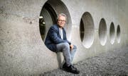Festivalleiter Sandro Lunin vor dem Neubau des Zürcher Landesmuseums. (Bild Philipp Schmidli)