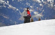 Weisse Pisten vor grün-braunem Hintergrund: Das sah man in diesem Winter besonders oft. (Bild Corinne Glanzmann)