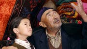 Der Grossvater (Tabyldy Aktanov) tröstet Umsunai (Shibek Baktybekowa) mit alten Legenden. (Bild: PD)