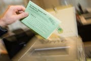 Für den nächsten Abstimmungs- und Wahlsonntag braucht es zwei Stimmcouverts. (Symbolbild Neue LZ)