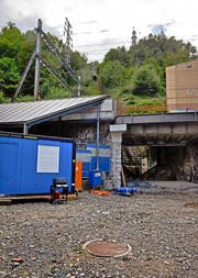 Seit Montag stehen am Fuss des alten Bahntrassees die Container der Baufirma. (Bild: Nadia Schärli)