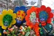 Charmante Blümchen am Umzug in Sursee. (Bild Edi Wismer/Neue LZ)