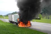 So präsentierte sich die Lage für die eintreffenden Feuerwehrleute. (Bild: Kantonspolizei Schwyz)