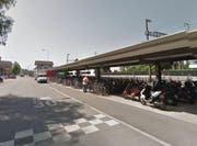 Beim Bahnhof Sursee wurden die bisherigen Veloabstellplätze (Bild) erneuert und erweitert. (Bild: Google Maps)