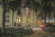 An der Waldstätterstrasse wurde eine neue Laterne montiert, die unter den Bäumen aufhört. (Bild: Dominik Wunderli (Luzern, 14. November 2017))