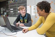Basil Möri und seine Betreuerin Sandy Schicker. (Bild: Patrick Hürlimann (Cham, 17. März 2017))