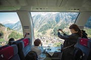Grandiose Aussicht auf der Fahrt von Flüelen nach Airolo: Ab Karfreitag verkehrt der Gotthard-Panorama-Express offiziell. (Bild: Roger Grütter (8. April 2017))