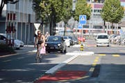 Ein weisser Bordstein trennt die beiden Fahrspuren bei der Ausfahrt aus dem Bundesplatz-Kreisel. (Bild Nadia Schärli)