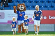 FCL-Spielmacher Markus Neumayr (rechts) mit Tochter Lanï (Mitte), Sohn Dian (links) und Löwe. (Bild: Freshfocus/Martin Meienberger)
