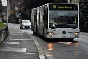 Die Stadt will an der Spitalstrasse eine Busspur einrichten. Im Bild: ein Bus im unteren Bereich der Spitalstrasse, Nähe St.-Karli-Schulhaus. (Bild: Nadia Schärli / Neue LZ)