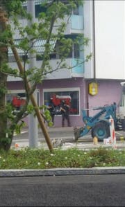 Bewaffnete Polizisten im Einsatz in Büron. (Bild: Hörerbild: Radio Pilatus)