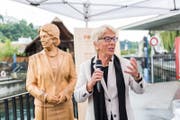 Carla Del Ponte enthüllt ihre Holzstatue vor – wer hätte es gedacht – einer Brücke: der Spreuerbrücke. (Bild: Roger Grütter (Luzern, 31. August 2017))