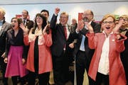 Jubel bei den Siegern (von links): Laura Zimmermann (Operation Libero), Nationalrätin Marianne Streiff-Feller (EVP/BE), die Ständeräte Filippo Lombardi (CVP/TI) und Joachim Eder (FDP/ZG) sowie Nationalrätin Edith Graf-Litscher (SP/TG) (Bild: Anthony Anex/Keystone (Bern, 4. März 2018))