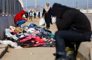 An der Grenze zu Syrien soll angeblich von türkischer Seite aus auf Flüchtlinge geschossen worden sein. Im Symbolbild: Die Grenze zwischen der Türkei und Syrien. Der Grenzübergang Kilis im Februar 2016. (Bild: EPA/Keystone)