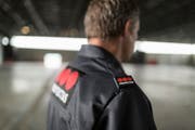 Ein Mitarbeiter der Protectas auf Patrouille (Symbolbild). (Bild: Gaetan Bally / Keystone)