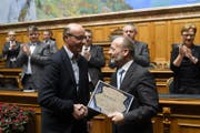 Dominique de Buman (rechts) verabschiedet Louis Schelbert im Parlament. (Bild: Anthony Anex / Keystone (Bern, 8. März 2018))