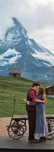 Jakob und Maria küssen sich mit dem Matterhorn im Hintergrund. (Bild: Keystone (6. Juli 2017))