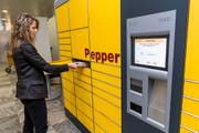 Bestellen und daraufhin das Produkt bei einem der Post-Automaten abholen. Mit diesem Konzept will der Gelbe Riese die Lücke im Online-Handel schliessen. (Bild: Keystone/Alessandro della Valle)