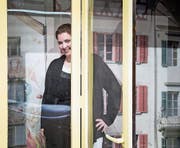 Die Schauspielerin Samira Wicki im Bühnenbild der neuen Produktion des Theaters Kriens. (Bild: Manuela Jans-Koch (Kriens, 2. November 2017))