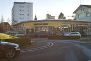Auf dem Areal der Auto Wyder AG an der Bahnhofstrasse in Sursee plant die Luzerner Kantonalbank ein neues Gebäude. (Bild: Manuela Jans / Neue LZ)