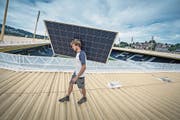 Geht es nach der GLP, müssten mehr Fotovoltaik-Anlagen installiert werden, wie hier bei der Swisspor-Arena. (Bild: Pius Amrein (Luzern, 2. August 2016))