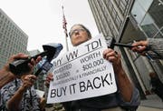 Weltweit gibt es Millionen von der VW-Manipulationssoftware geschädigte Kunden. Sie beklagen den Wertverlust ihrer Autos. (Bild: Jeff Chiu/AP (San Francisco, 21. April 2016))