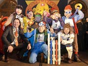 «Goldig Grend»-Gewinner ist die Gruppe Schlittelrennen, hier mit Bernhard Matter, Präsident der Maskenliebhaber-Gesellschaft (MLG). (Bild: Claudia Surek)