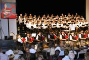 Im Programm mit keltischem Ursprung trat im Finale mit dem Männerchor Stans auch die Dudelsackformation Happy Pipers aus Luzern auf. (Bild: Primus Camenzind)