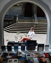 Susanne Giger vor ihrer neuen Buchhandlung an der St.-Oswalds-Gasse. (Bild: Stefan Kaiser (Zug, 27. Juni 2017))