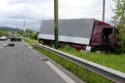 Der Lastwagen kam neben der Fahrbahn der A14 zum Stehen. (Bild: Luzerner Polizei)