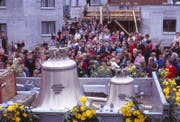 Im Oktober 1967 wurden die Glocken für die neue Kirche St. Michael geweiht. Schulkinder zogen sie anschliessend in den Kirchturm auf. (Bild: PD)