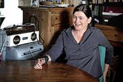 «Es gibt Menschen, die sehen zwischen den Beinen nicht ganz so aus wie die meisten anderen.» Daniela Truffer zu Hause in ihrer kleinen Wohnung in Zürich. (Bild: Nadia Schärli/Neue LZ)