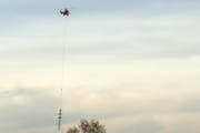 Drei Tonnen am Haken: Ein Super Puma fliegt einen der sieben demontierten Masten zum Altmetallhändler. (Bild Christian Volken/Luzernerzeitung.ch)