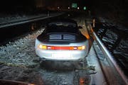 Dieser Porschefahrer war noch mit den Sommerreifen unterwegs und blieb deshalb auf der Autobahn stecken. (Bild: Zuger Polizei)