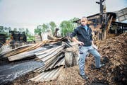 Betriebsleiter Christian Amhof vor der abgebrannten Lagerhalle der Firma Lang Holz Sägewerk AG. (Bild Roger Grütter)