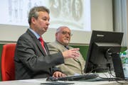 Sie bringen Schülern mit dem Schwerpunkt Wirtschaft die Tschechische Republik näher: Der Tschechische Vizebotschafter Pavel Bednar (links) und Pavel Skoda, Leiter der Wirtschaftsabteilung des tschechischen Botschaftsrat. (Bild: Patrick Hürlimann/Zuger Zeitung, Zug, 17. Mai 2017)