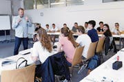Blick in einen Kurs des Bildungsnetzes Zug mit dem Referenten Roman Hahn. (Bild: Werner Schelbert (Zug, 17. August 2017))