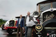 Beppi (links) und Daniel Dillier sind stolz auf den restaurierten Saurer AD von 1921 (rechts). (Bild Corinne Glanzmann)