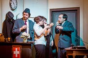 Der strafversetzte Pöstler Philipp Basler (Thomas Vetter, rechts) muss sich noch an die Eigenheiten seiner neuen Entlebucher Kollegen gewöhnen (Bild: Manuela Jans-Koch (Escholzmatt, 3. November 2016))