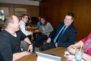 Peter With, Präsident der SVP der Stadt Luzern, freut sich mit seinen Anhängern im Restaurant Obermättli in Littau über den Abstimmungserfolg. (Bild: Dominik Wunderli)