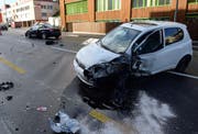 Eine Autofahrerin geriet auf der Luzernerstrasse zwischen Luzern und Ebikon aus noch ungeklärten Gründen auf die Gegenspur und kollidierte dort mit einem entgegenkommenden Auto. (Bild: PD)